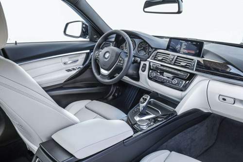 BMW bessert beim Innenraum nach. Sehen kann man das aber kaum. Das Holzdekor wirkt wertiger als die Alu-Variante