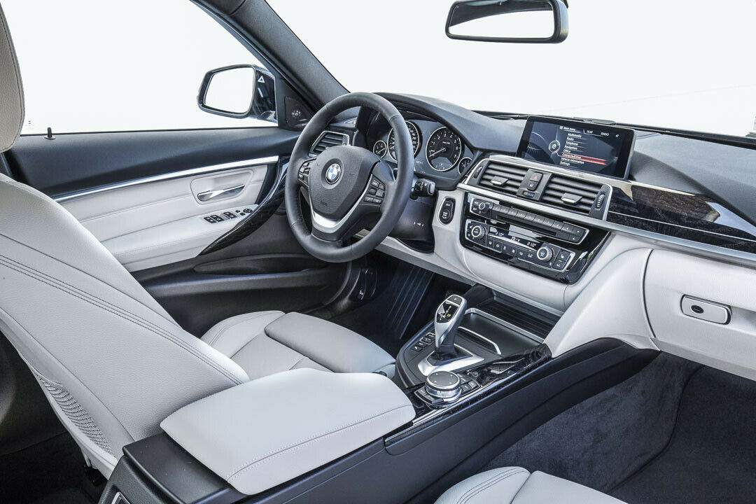 BMW bessert beim Innenraum nach. Sehen kann man das aber kaum. Das Holzdekor wirkt wertiger als die Alu-Variante