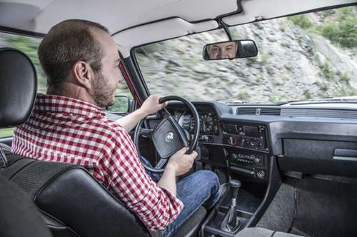 Purer Spaß: Philipp am Steuer des E21. Das Auto wankt, nickt und schwimmt. Das Gefühl für die Straße bleibt ungefiltert