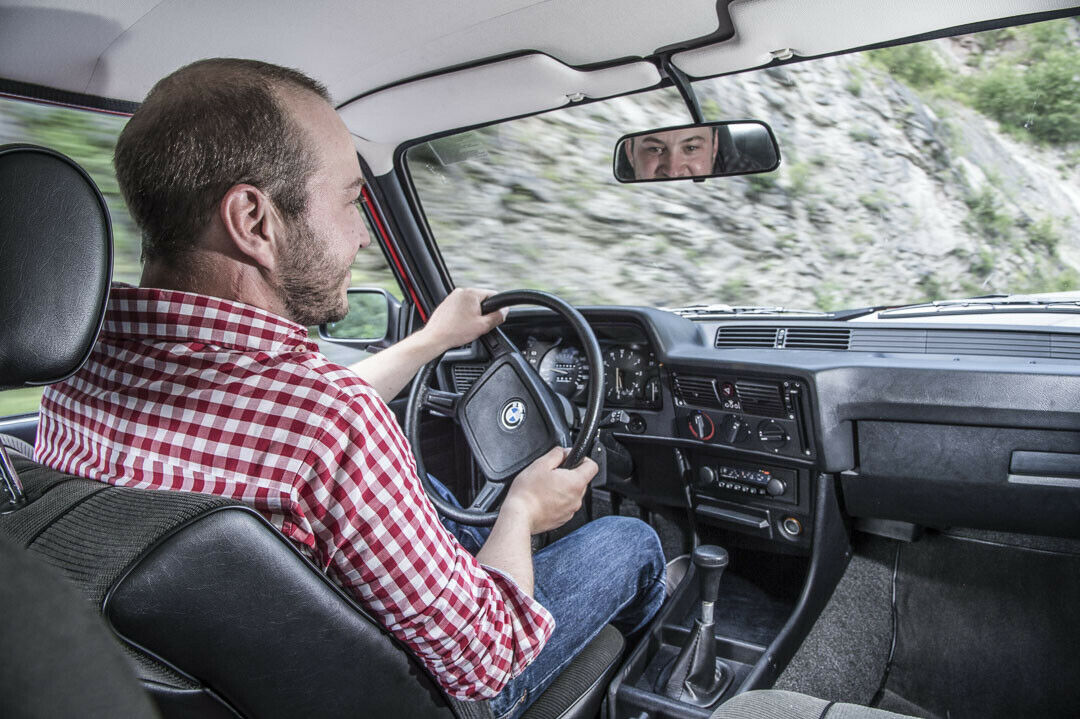 Purer Spaß: Philipp am Steuer des E21. Das Auto wankt, nickt und schwimmt. Das Gefühl für die Straße bleibt ungefiltert