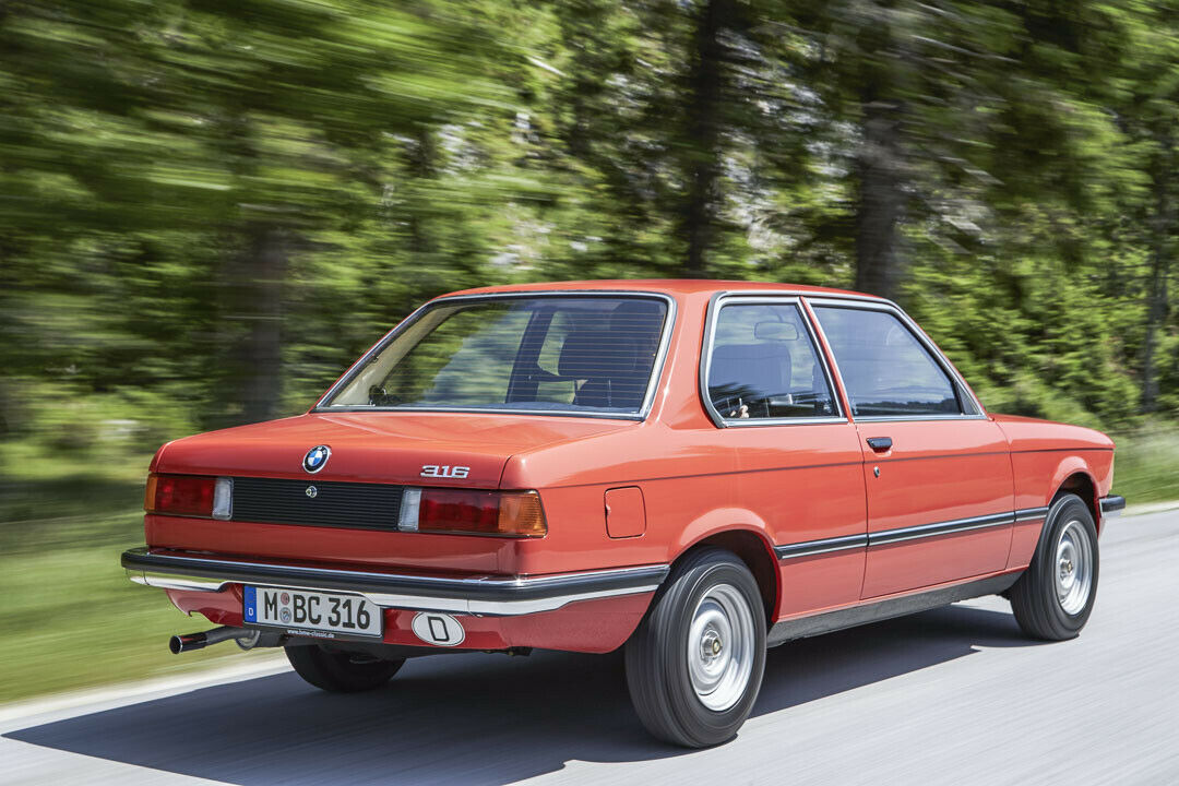 Die geriffelte Blende am Heck rüstete BMW erst vier Monate nach Erscheinen des 3ers nach