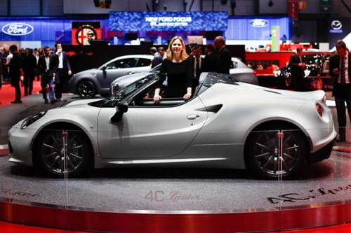 Der steht ihr: MOTOR-TALK-Redakteurin Sabine Stahl an der Studie zum 4C Spider