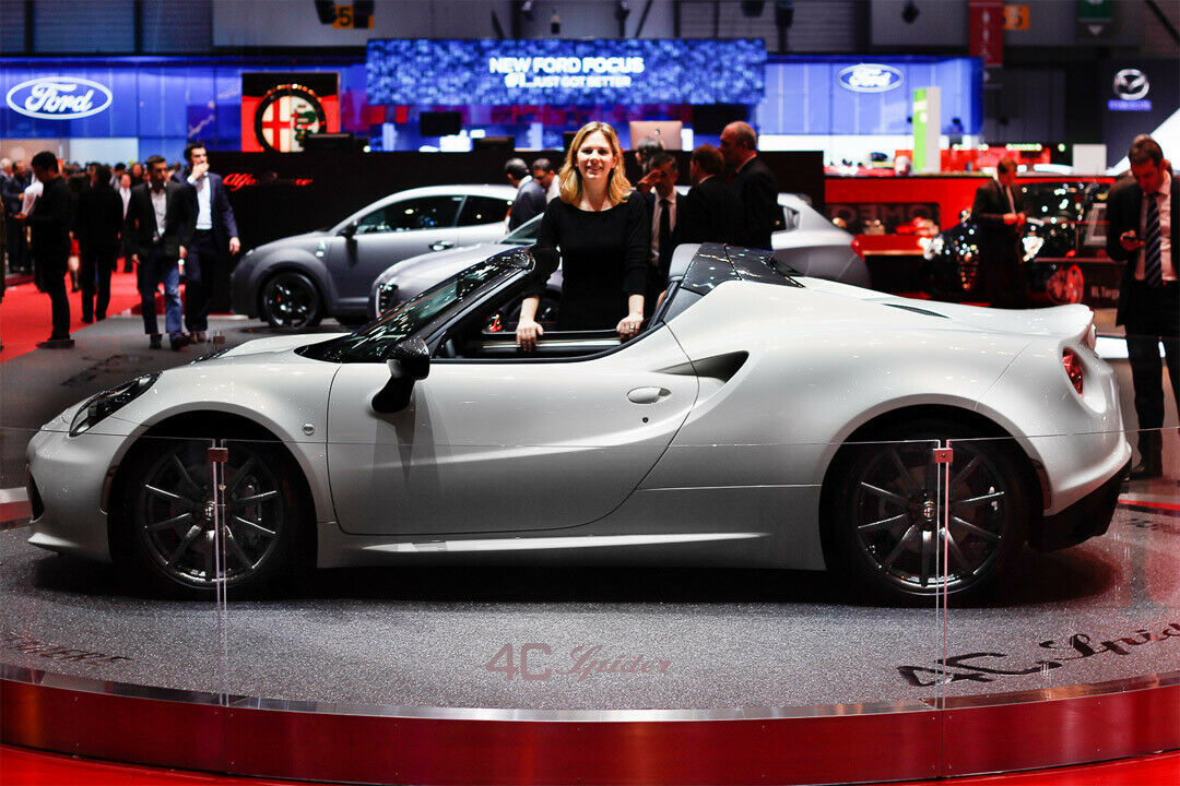 Der steht ihr: MOTOR-TALK-Redakteurin Sabine Stahl an der Studie zum 4C Spider