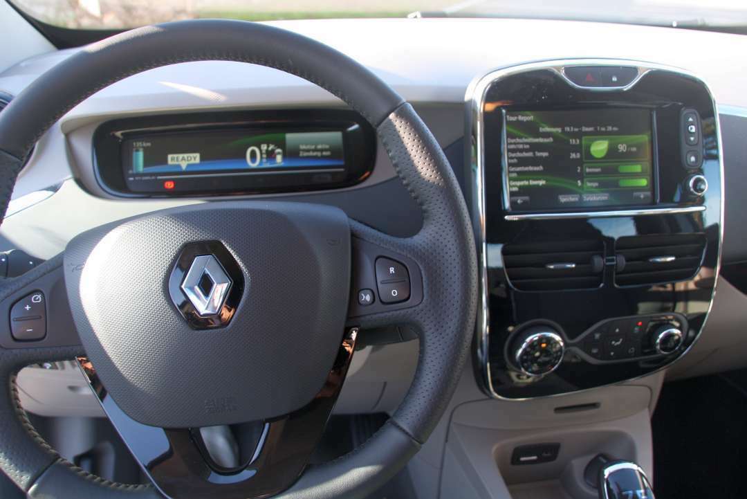 Im Cockpit des Zoe: hartes Plastik, übersichtlich angeordnet und zweifarbig gestaltet