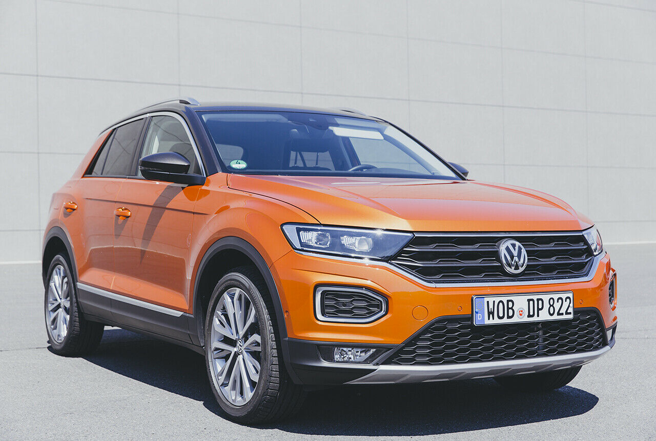 Bullig sieht der VW T-Roc aus. Ist er auch, vor allem durch die hohe Haube und seine breiten Kotflügel