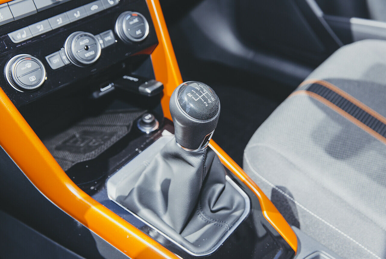 Gut im VW T-Roc: Induktive Ladeschale für Smartphones. Peinlich: LTE-Verbindung in Stick-Form für 150 Euro