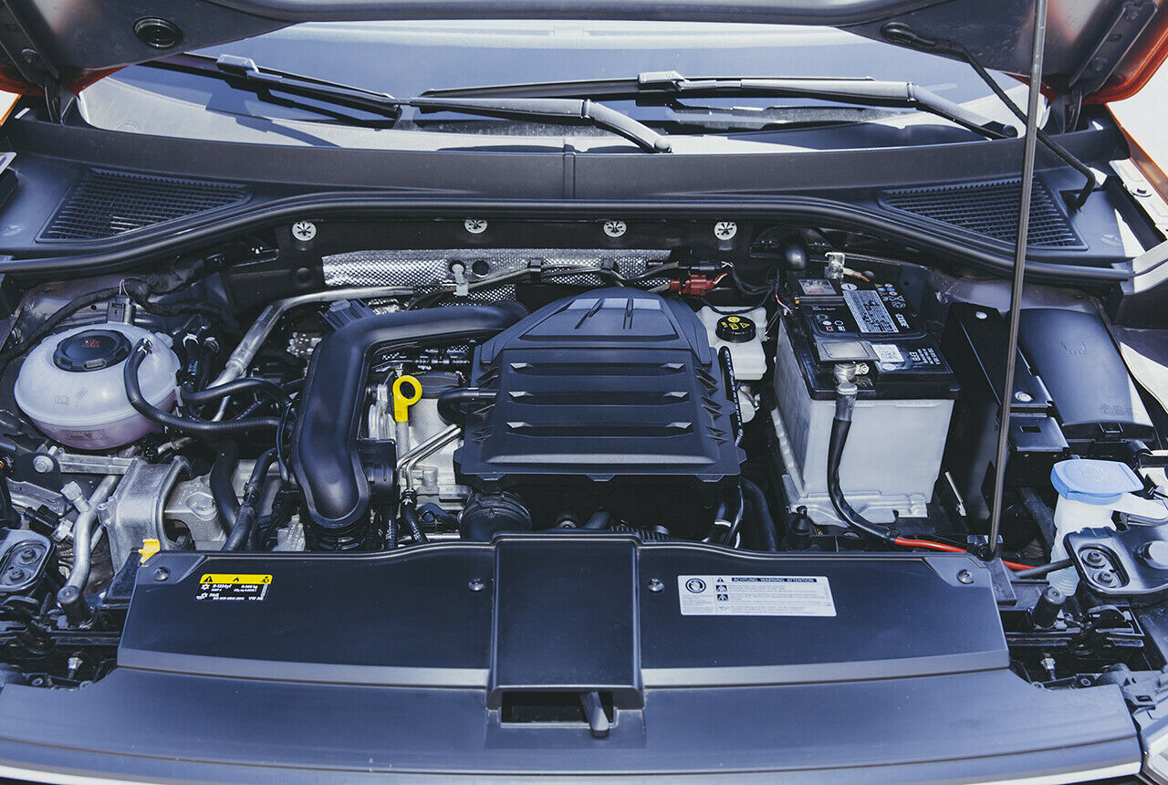 Noch viel Platz im Motorraum des VW T-Roc: Der 1,0-Liter-Dreizylinder baut kompakt
