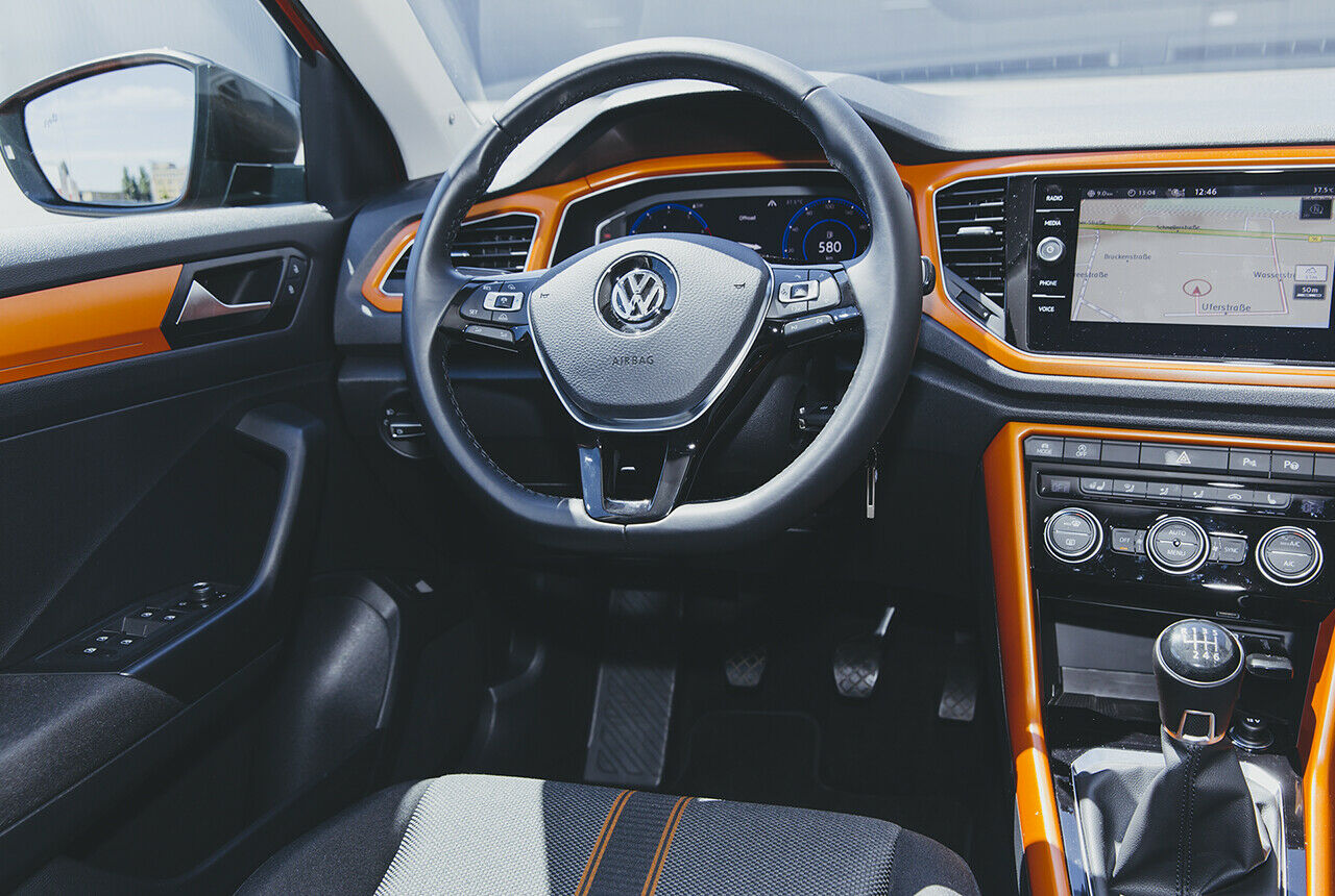 Lenkrad und Schalthebel im VW T-Roc fassen sich gut an. Alles andere weniger