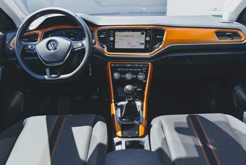 Hübsch im VW T-Roc: Wagenfarbe im Innenraum. Nicht so schön: die Materialien