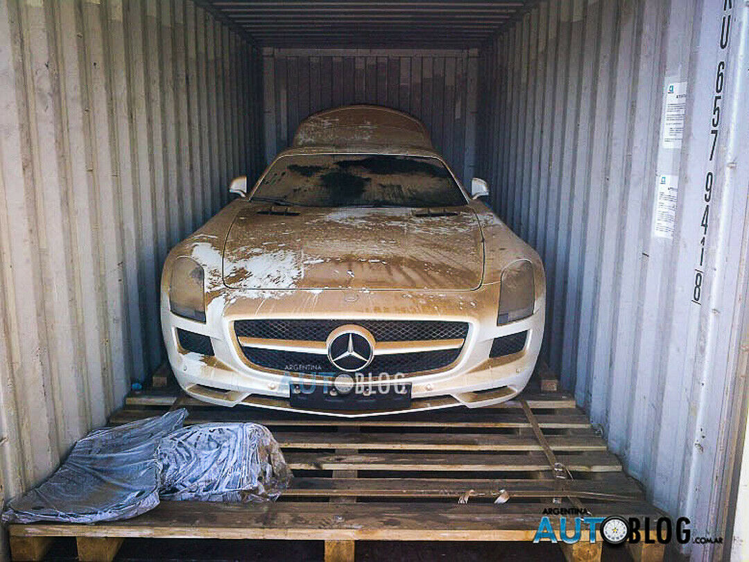Der Mercedes SLS AMG in seinem Container