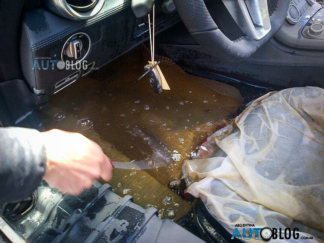 Das Wasser stand dem SLS auch an Land noch bis zu den Pedalen