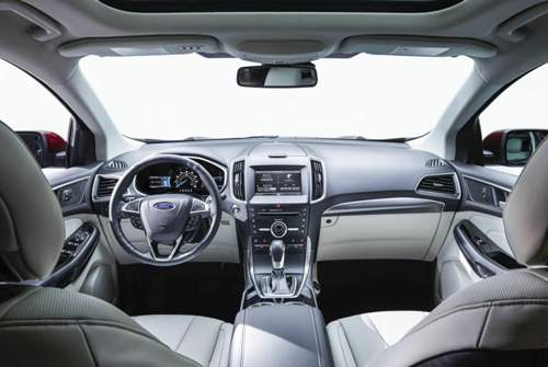 Im Innenraum mixt Ford beim Edge ein wenig USA mit Europa. So richtig Premium kommt dabei nicht heraus