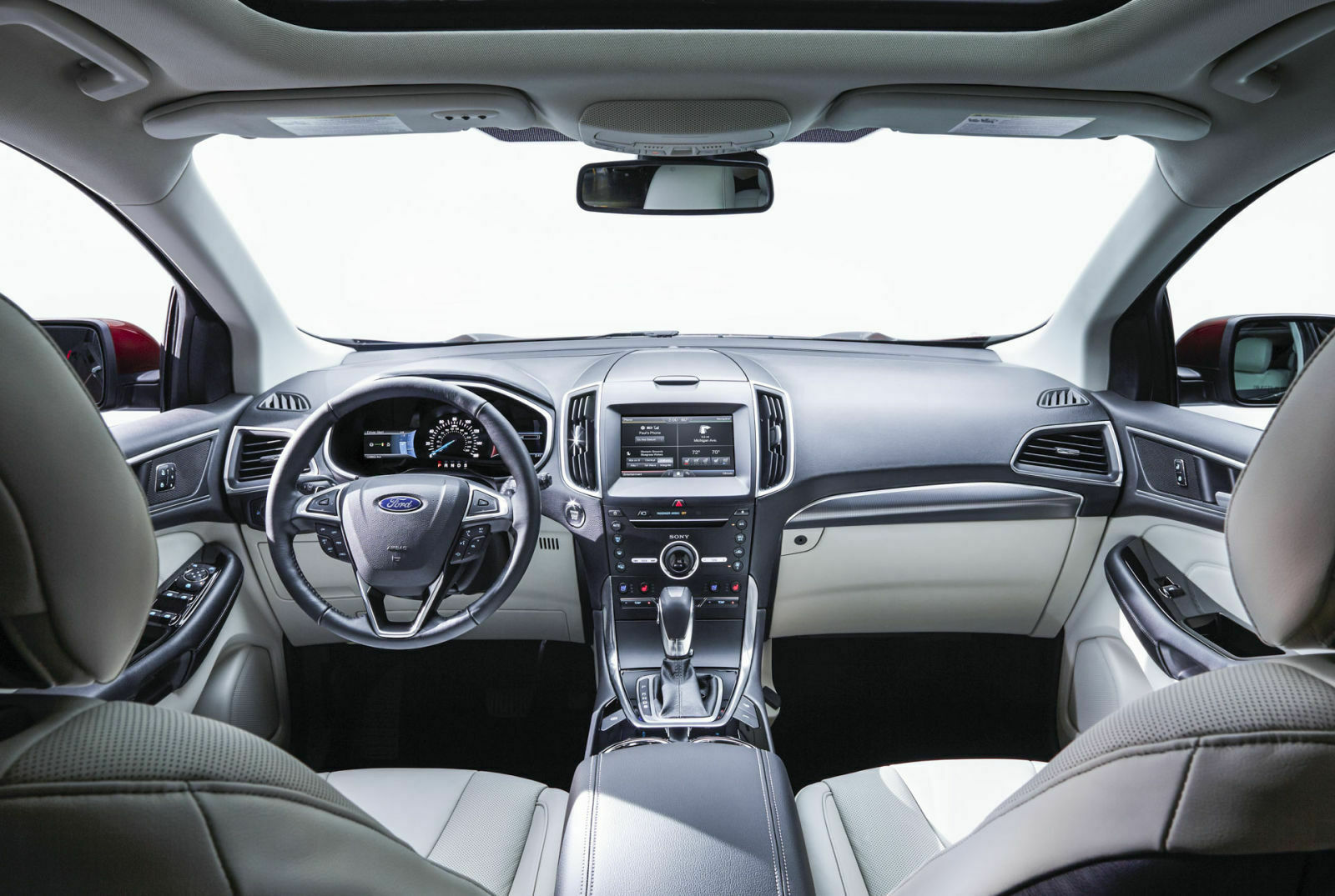 Im Innenraum mixt Ford beim Edge ein wenig USA mit Europa. So richtig Premium kommt dabei nicht heraus