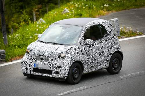 Kleine Haube trotz Heckmotor: Der Buckel dient dem Fußgängerschutz