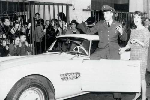 Sein BMW steht heute wieder im Münchner Werksmuseum: BMW 507 mit Elvis Presley 1958