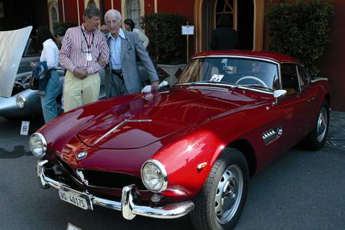 Geldanlage: BMW 507 Baujahr 1957 mit Besitzer Maret und Designer Albrecht Graf Goertz bei dem Concorso d'Eleganza Villa D'Este 2004