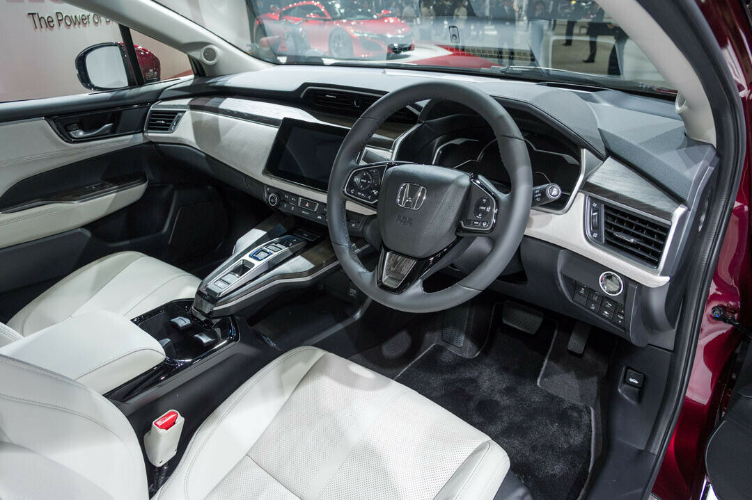 Der Innenraum des zweiten Honda Clarity - mit futuristischer Mittelkonsole