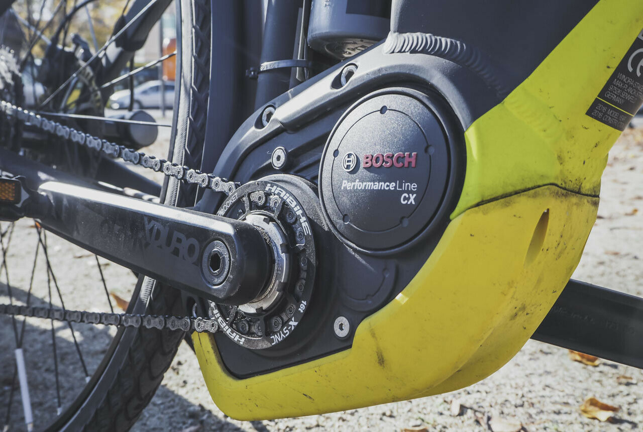 Der Bosch-Elektromotor leistet 400 Watt. Mit einer Akkuladung kann Dirk Nießl mehrere Schichten fahren, bevor er die Batterie aufladen muss