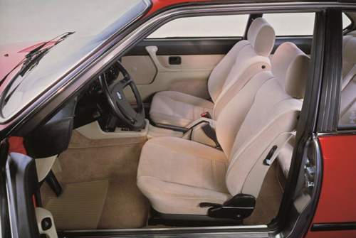 Das BMW 6er Coupé E24 war auch als 633 CS mit 3,3-Liter-Vergasermotor und flauschigem Velours auf den Sitzen zu haben