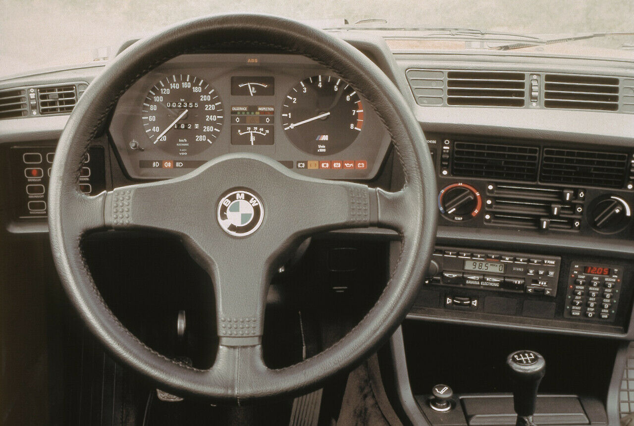 Technischer Purismus beherrschte 1976 das Cockpit des BMW 6er Coupés E24