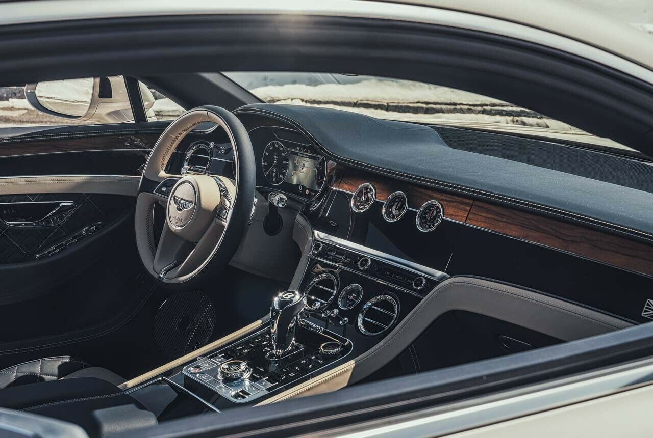 Auf edle Hölzer und schweres Leder muss man im Bentley nicht verzichten, logisch
