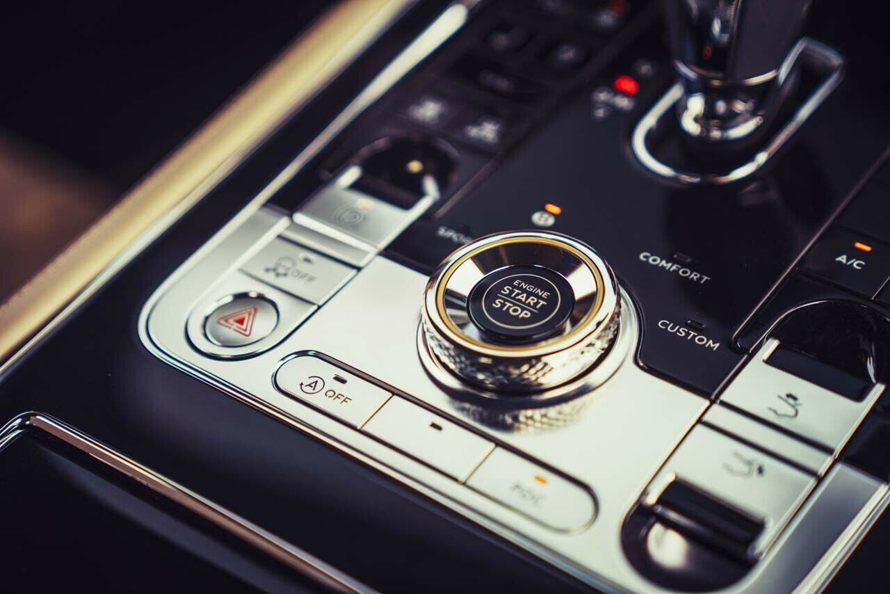 Einige Schalter kennt man aus anderen Konzernmodellen, aber: Bentley hat den Innenraum des Bentley Continental GT geschmackvoll weiterentwickelt