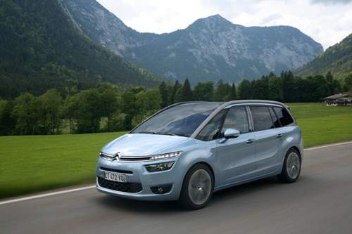 Die Front mit den tiefliegenden Scheinwerfern und dem hoch liegenden Tagfahrlicht kennen wir bereits vom C4 Picasso