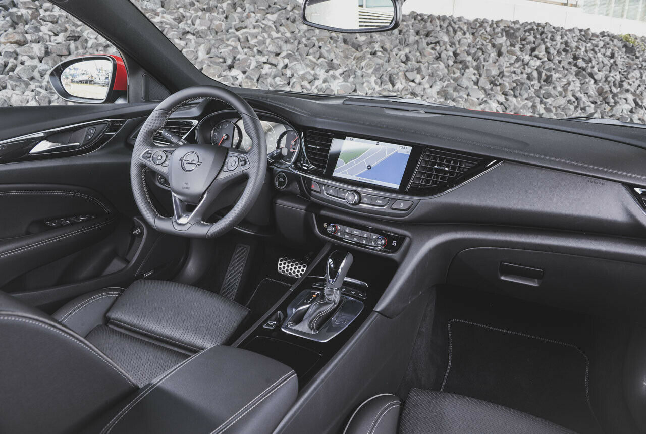Im Cockpit sieht der Insignia Sports Tourer natürlich genauso aus wie der Grand Sport