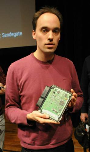 Felix Domke mit einer "ECU"-Steuereinheit eines VW-"Schummeldiesel: In Hamburg erläuterte der Hacker seine Erkenntnisse zur digitalen Anatomie des VW-Skandals