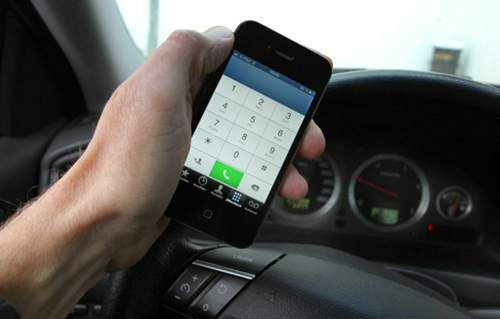 Viele Autofahrer greifen während der Fahrt zum Telefon. Das hat manchmal tödliche Folgen