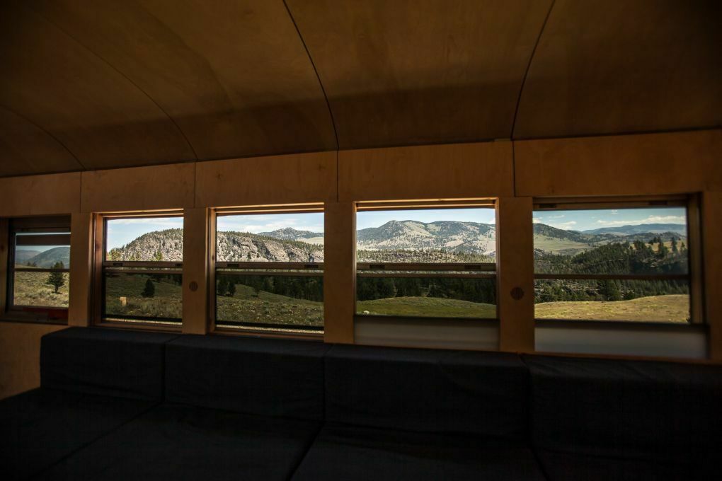 Die  Möbel im Bus reichen nur bis zur Höhe der Fenster, um den tollen Panoramablick zu bewahren