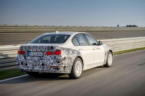 Laut NEFZ soll der Plug-in-3er pro Kilometer 50 Gramm CO2 emittieren. Ist die elektrische Reichweite aufgebraucht, fährt er wie ein Voll-Hybrid