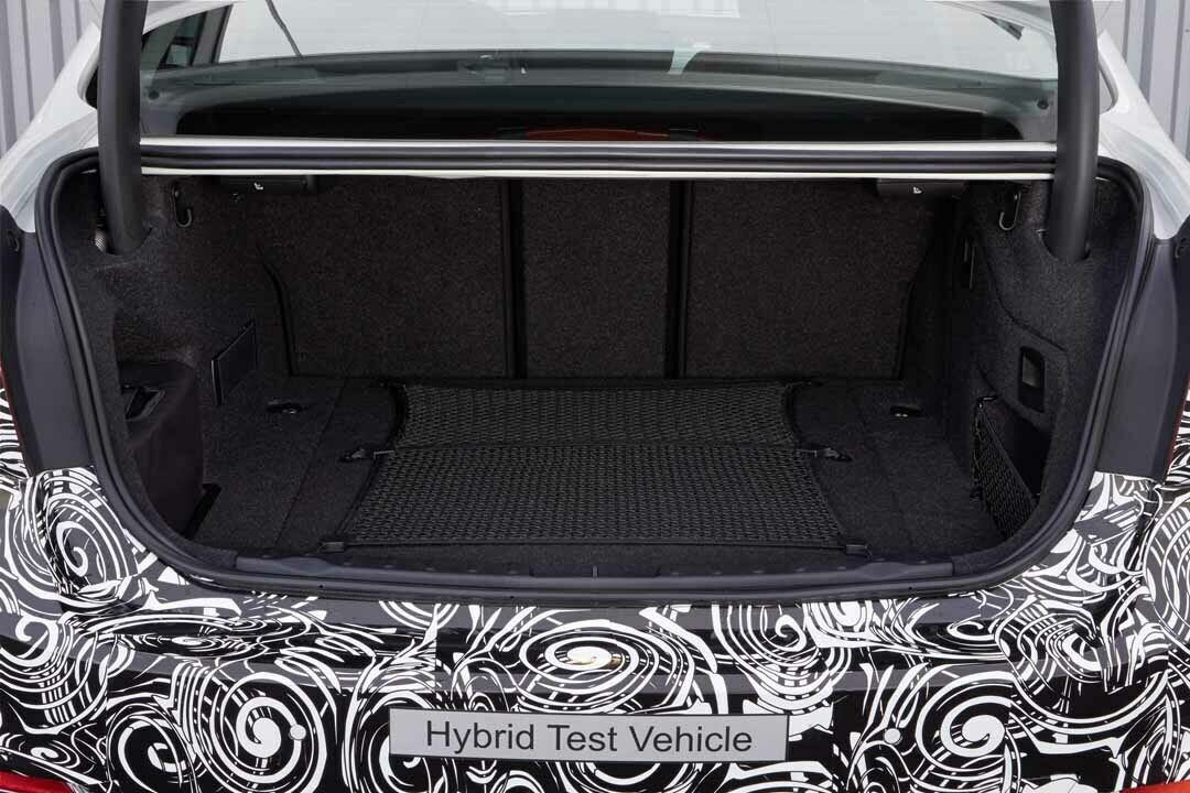 Die Hybrid-Batterie erhöht den Kofferraumboden um etwa drei Zentimeter