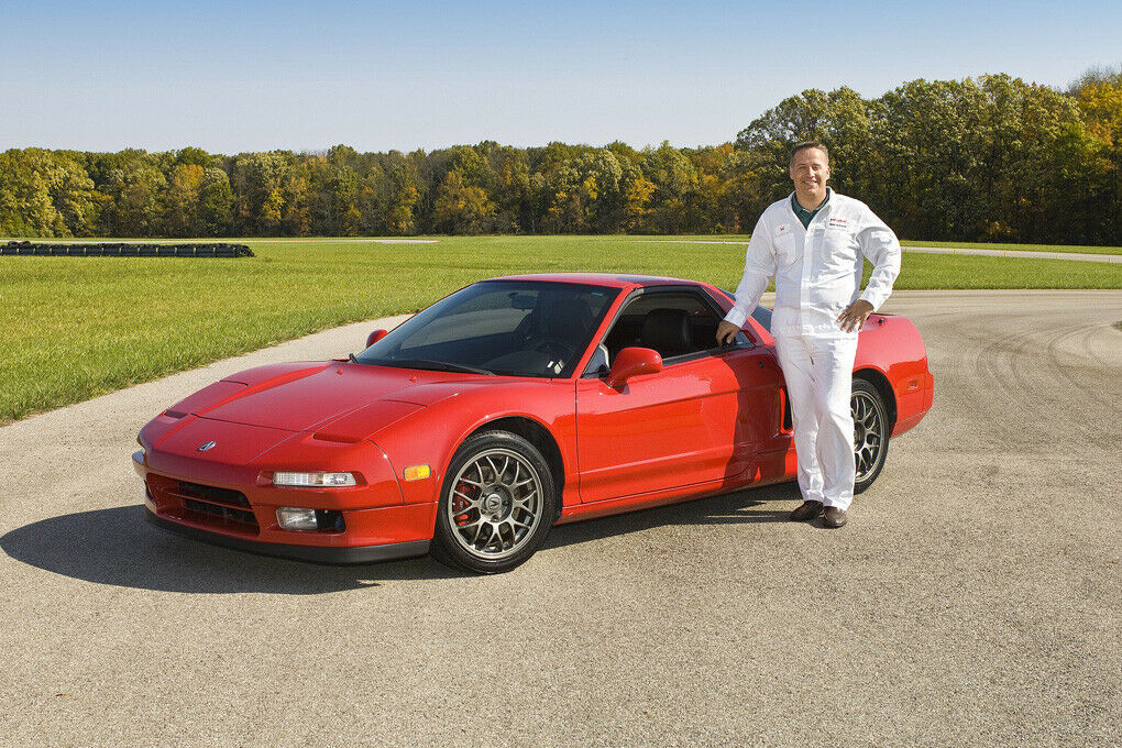 NSX-Chef-Ingenieur Ted Klaus mit einem alten Modell