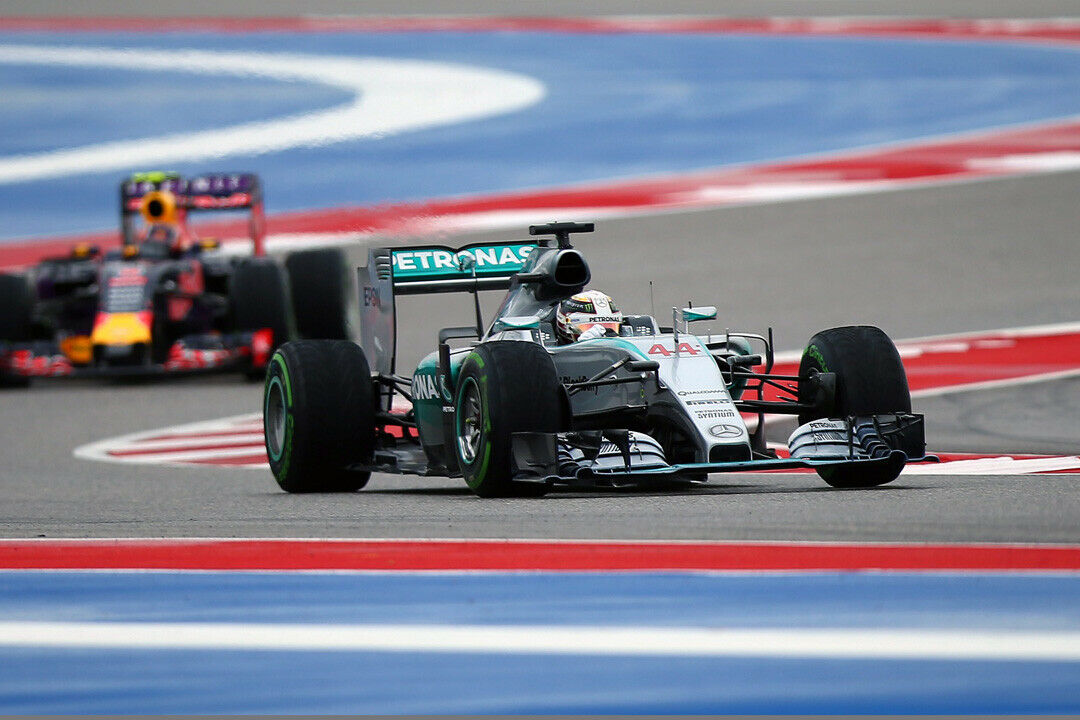 Erst sieben Runden vor Schluss kämpfte sich Hamilton auf Platz eins