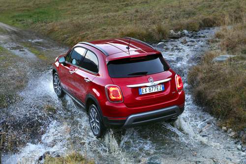 Fiat 500X: Spielt zur Not auch mal im Wasser