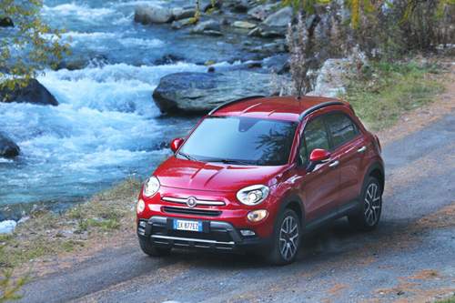 Zwar sieht er nicht so aus, als würde er sich gerne dreckig machen, doch für den Matsch verordnet Fiat dem 500X den Allradantrieb des Jeep Renegade