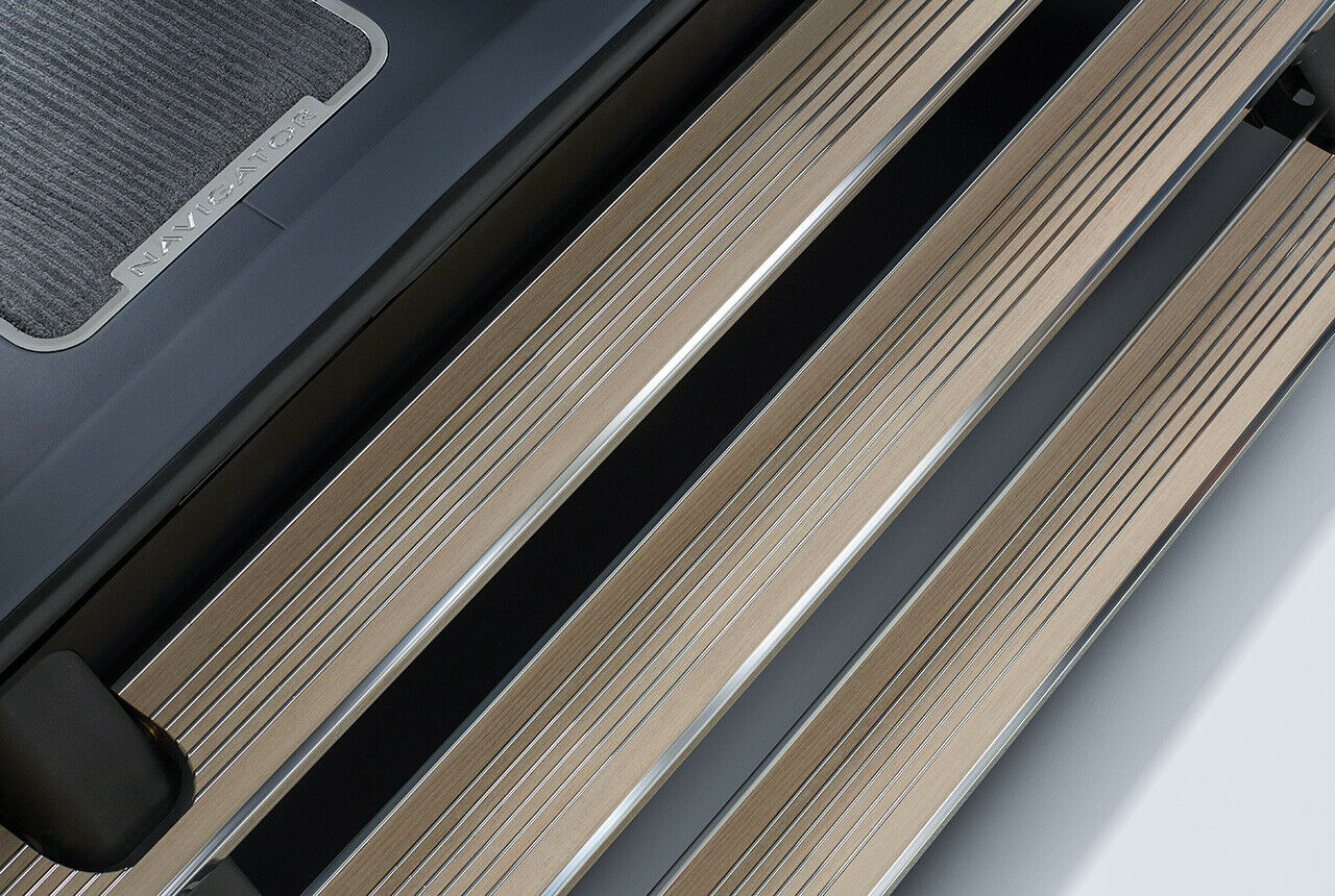 Eine ausfahrbare Treppe gehört zu den auffälligsten Features am Lincoln Navigator Concept
