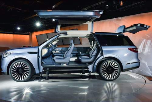 Lincoln Navigator Concept: Die Flügeltüren geben den Blick frei auf einen höchst großzügigen Innenraum