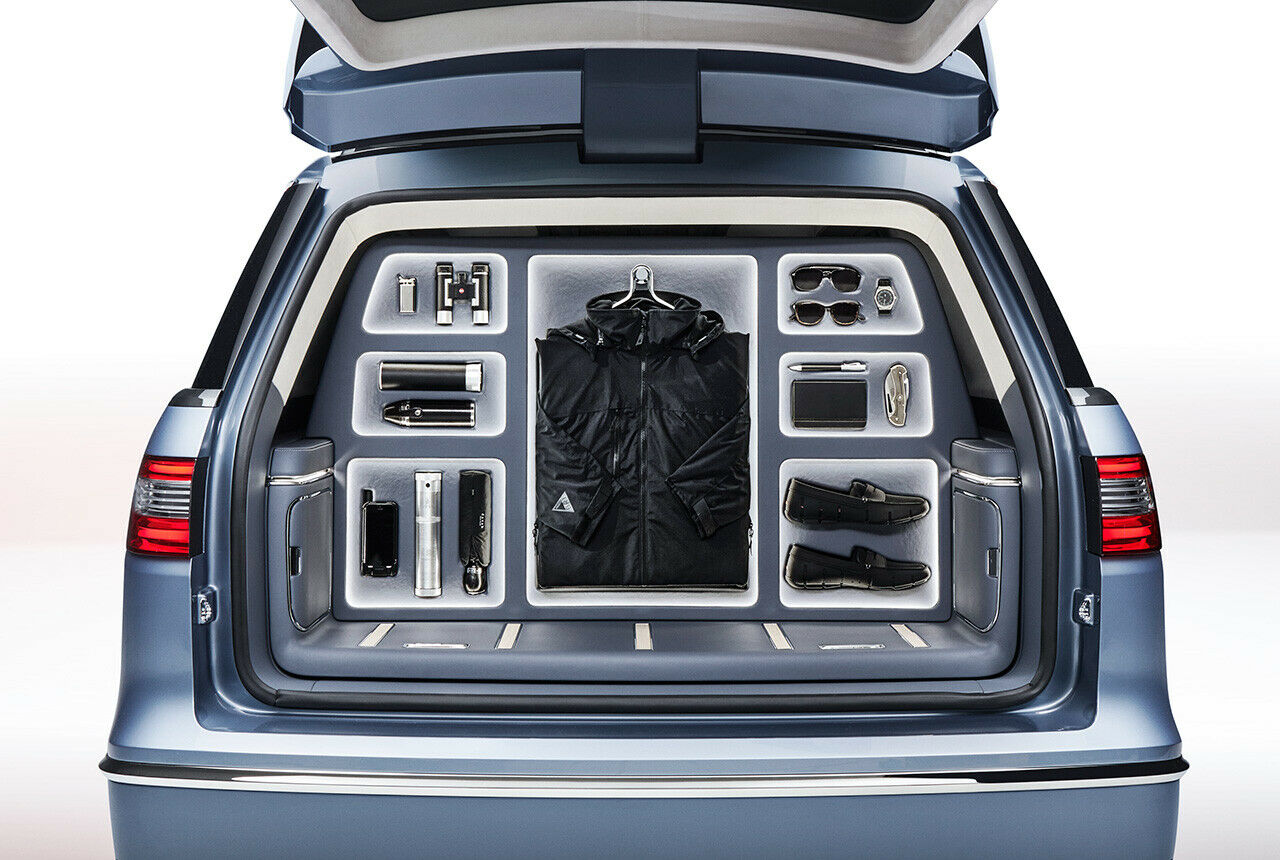 Das Kleiderschranksystem im Lincoln Navigator Concept erinnert entfernt an James Bonds Waffenschrank