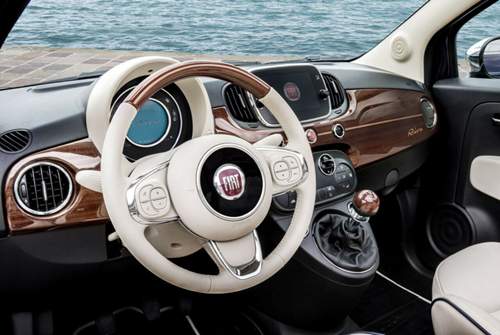 Sondermodell Fiat 500 Riva: Mahagoni dominiert das Armaturenbrett, der Streifen ist aus Ahorn