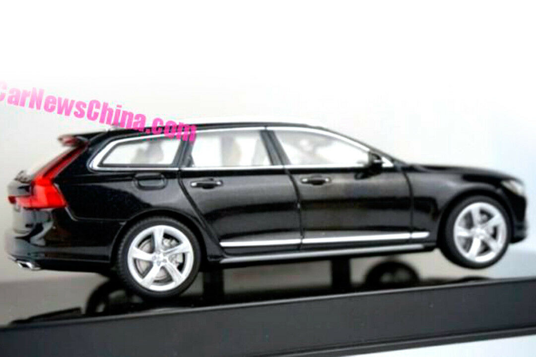 Die Heckscheibe des V90 steht schräg, während die Dachlinie beinahe gerade verläuft