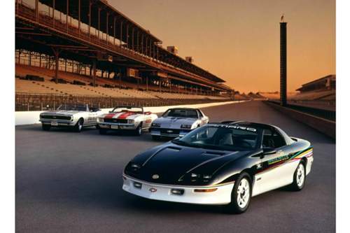 Chevrolet Camaro Generationentreffen. Vorn Generation 4 als Z28 Modelljahr 1993, daneben Generation 3 als Z28 Modellkajr 1982, daneben Generation 1 als SS Modelljahr 1969, daneben Generation 1 als SS Modelljahr 1967