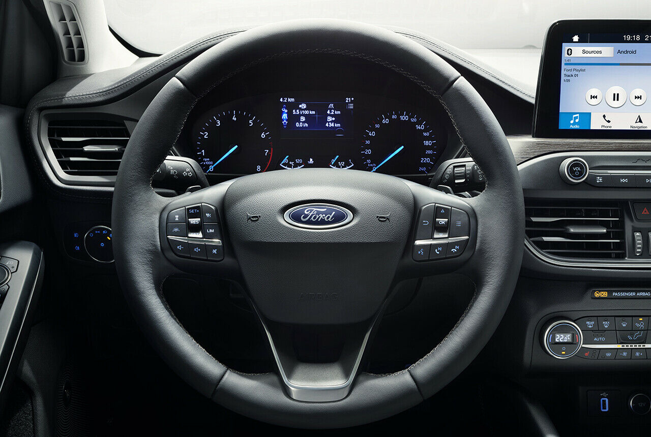Analoge Rundinstrumente und kleiner Bordcomputer im neuen Ford Focus