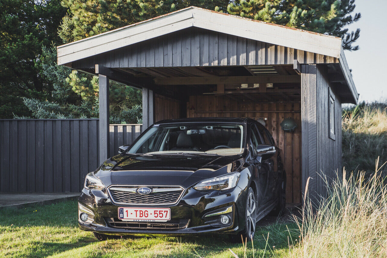 Durchaus eine artegrechte Umgebung für einen Subaru: Ein Carport im ländlichen Raum