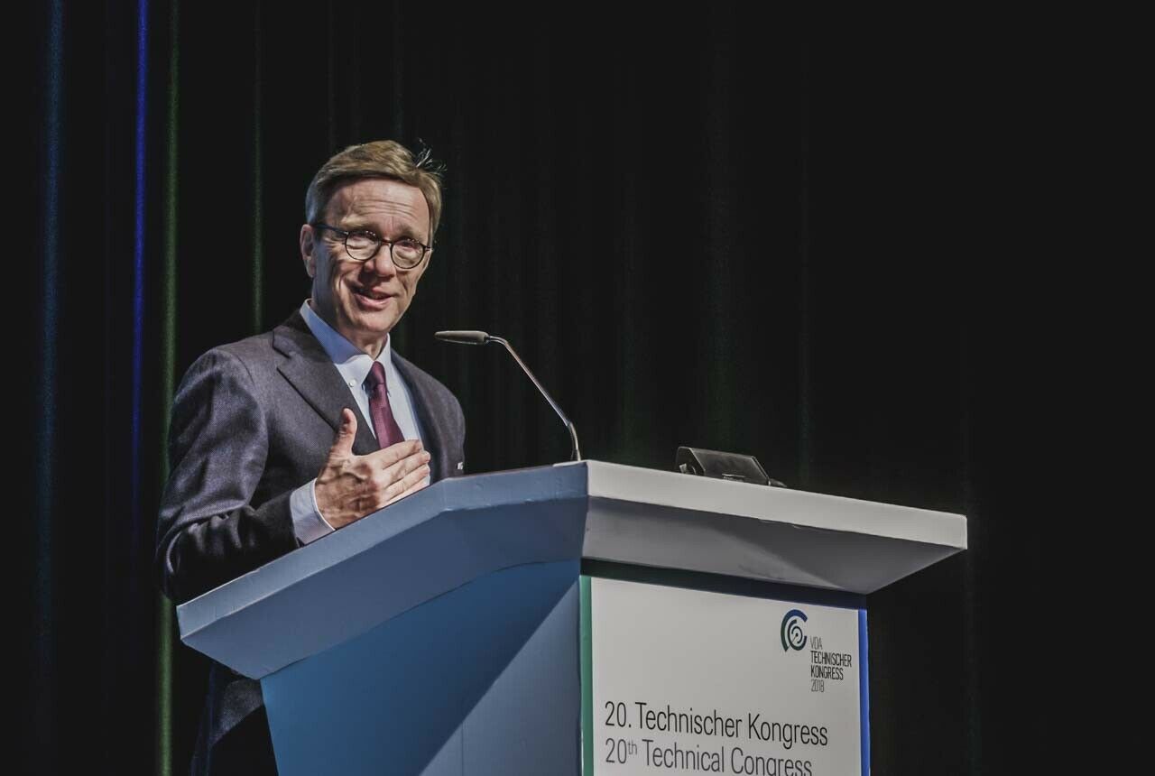 Noch-VDA-Chef Matthias Wissmann bei seinem letzten großen Auftritt: Er eröffnete den VDA-Kongress am 27. Februar 2018. Mittlerweile ist er abgelöst