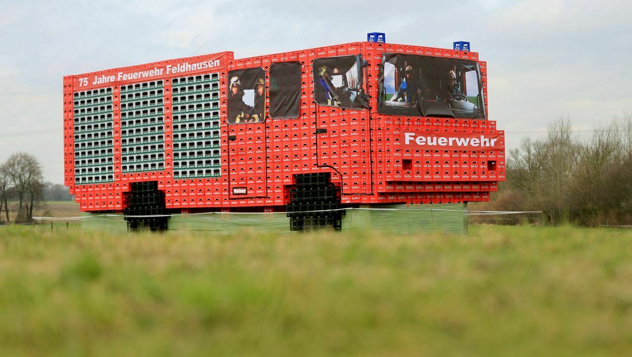Einmal löschen, bitte: Sechzehn Meter lang, sechs Meter hoch, damit ist dieser Löschzug die größte Bierkisten-Skulptur der Welt