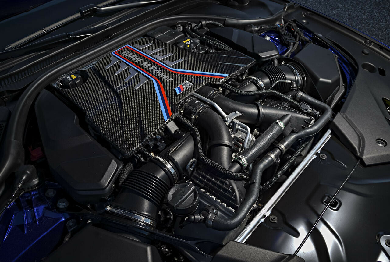 Der 4,4-Liter-V8 (S63) wurde für den aktuellen M5 nochmal leicht überarbeitet, er leistet 600 PS und kommt auf 750 Newtonmeter Drehmoment