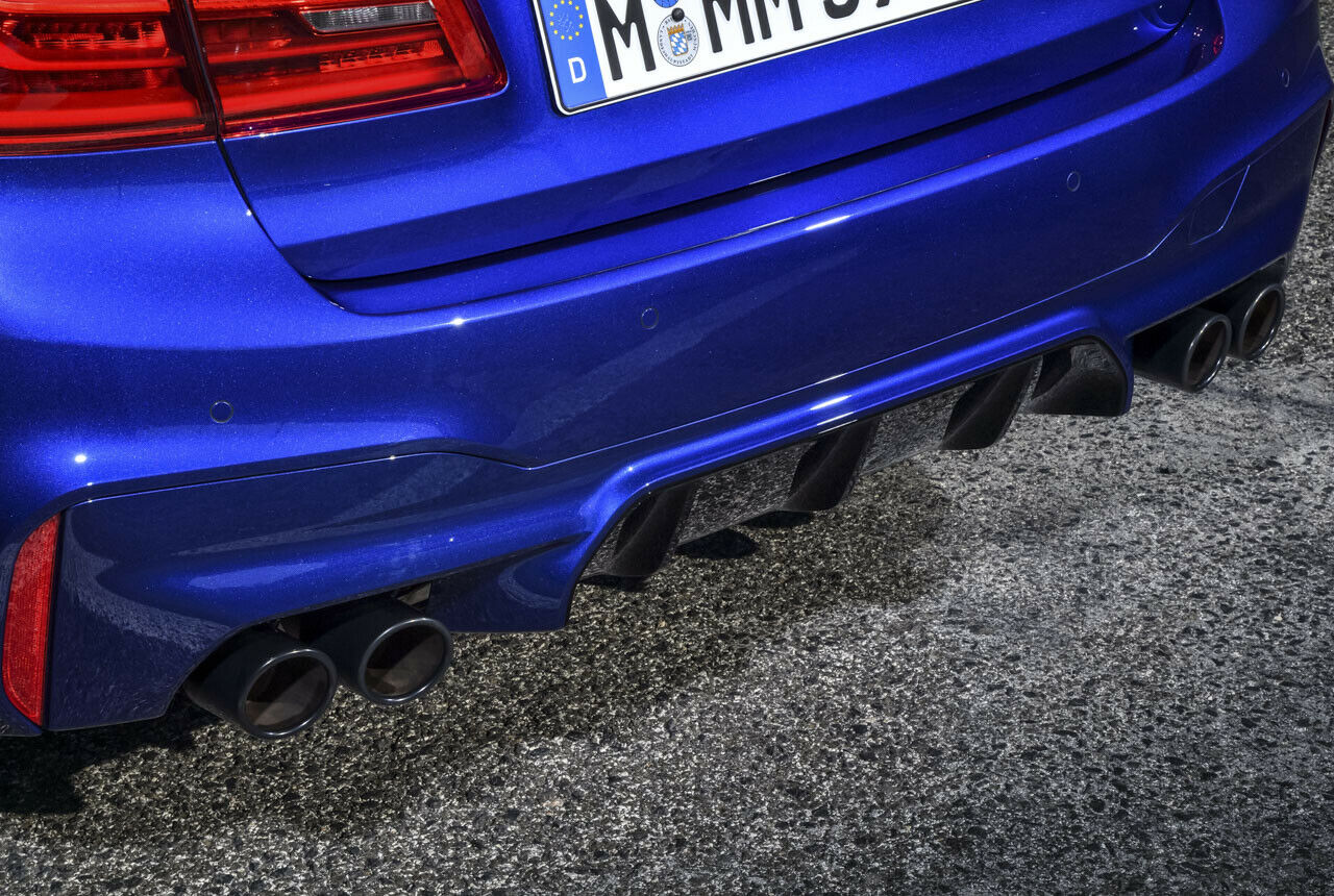Der Heckdiffusoreinsatz im BMW M5 besteht aus Carbon