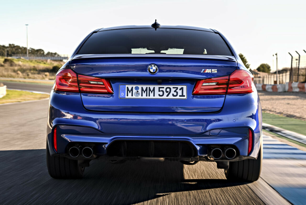 Die vier Auspuffendrohre am M5 sind seit der Generation E39 Pflicht